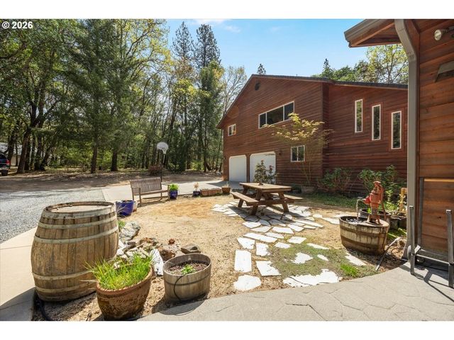 737 PINECREST Dr, Grants Pass, OR 97526