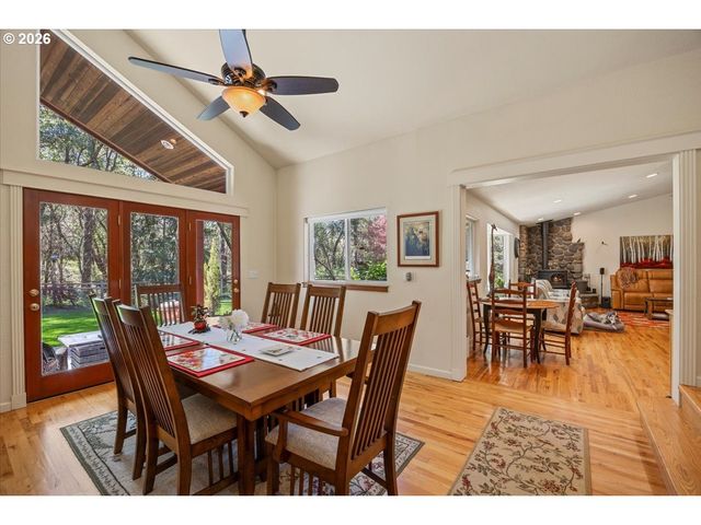737 PINECREST Dr, Grants Pass, OR 97526