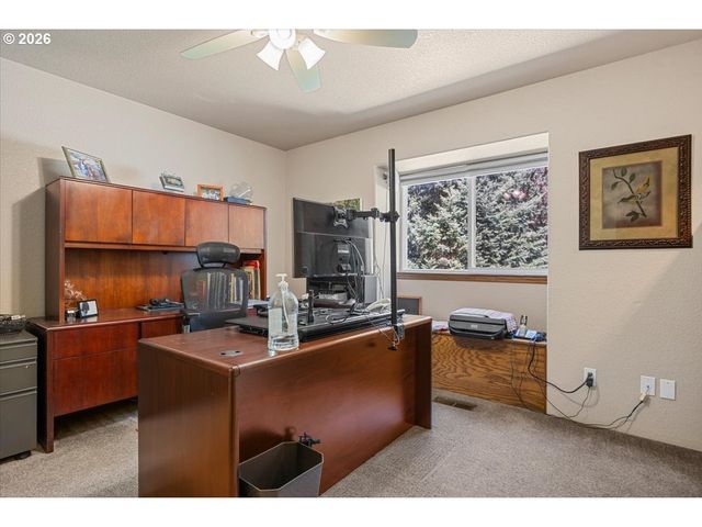 737 PINECREST Dr, Grants Pass, OR 97526
