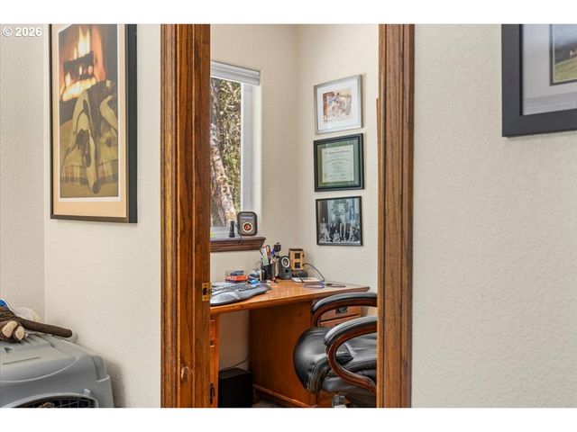 737 PINECREST Dr, Grants Pass, OR 97526