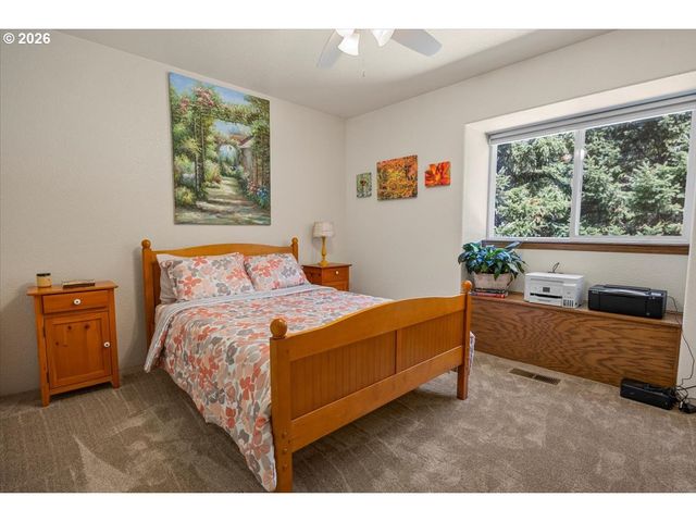 737 PINECREST Dr, Grants Pass, OR 97526