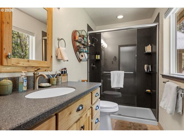 737 PINECREST Dr, Grants Pass, OR 97526