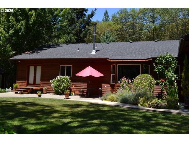 737 PINECREST Dr, Grants Pass, OR 97526