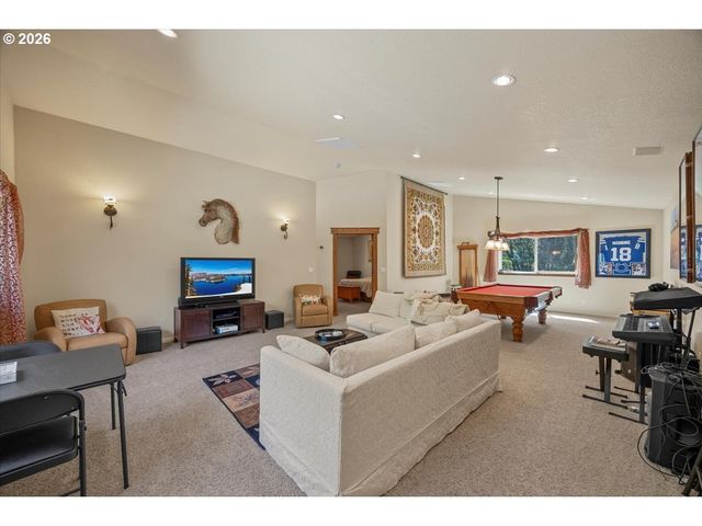 737 PINECREST Dr, Grants Pass, OR 97526