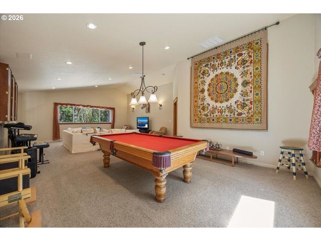 737 PINECREST Dr, Grants Pass, OR 97526