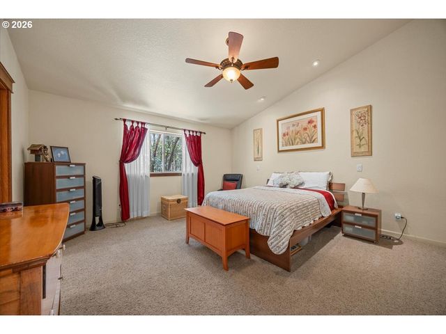 737 PINECREST Dr, Grants Pass, OR 97526