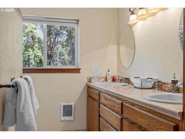 737 PINECREST Dr, Grants Pass, OR 97526