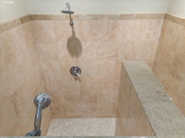 737 PINECREST Dr, Grants Pass, OR 97526