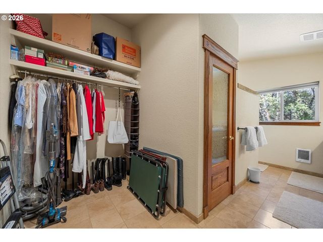737 PINECREST Dr, Grants Pass, OR 97526