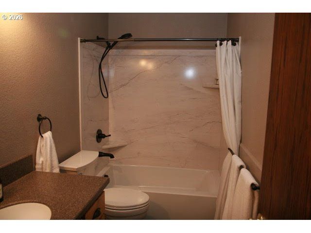 737 PINECREST Dr, Grants Pass, OR 97526