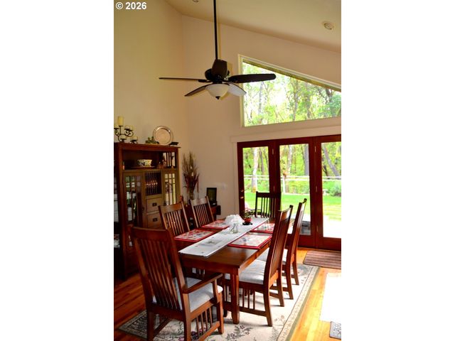 737 PINECREST Dr, Grants Pass, OR 97526