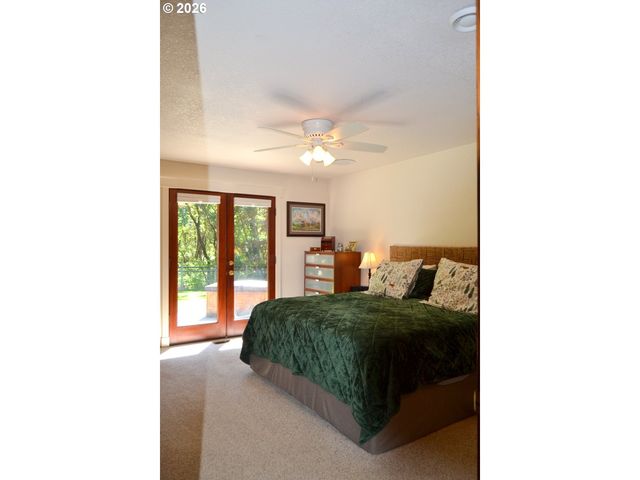 737 PINECREST Dr, Grants Pass, OR 97526