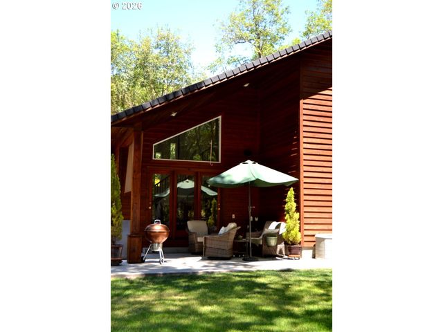 737 PINECREST Dr, Grants Pass, OR 97526