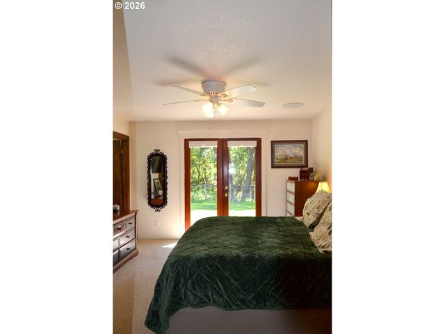 737 PINECREST Dr, Grants Pass, OR 97526
