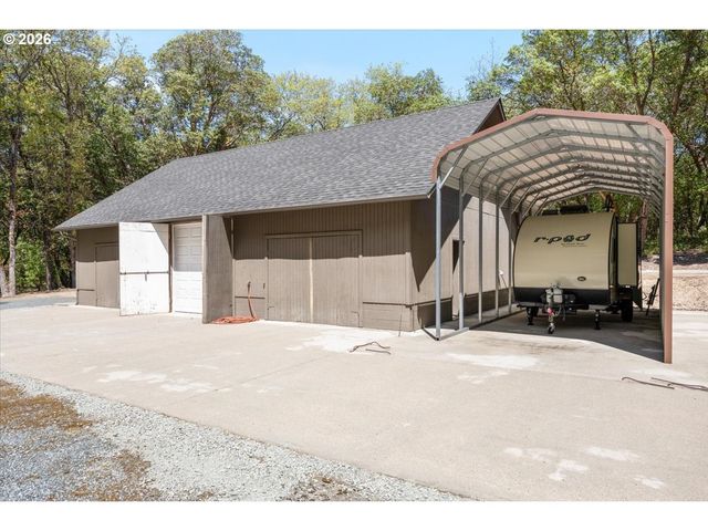 737 PINECREST Dr, Grants Pass, OR 97526