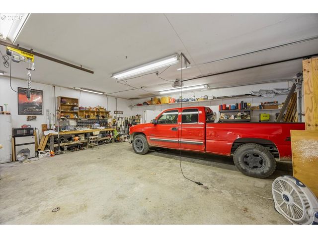 737 PINECREST Dr, Grants Pass, OR 97526