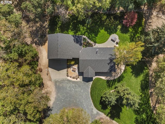 737 PINECREST Dr, Grants Pass, OR 97526