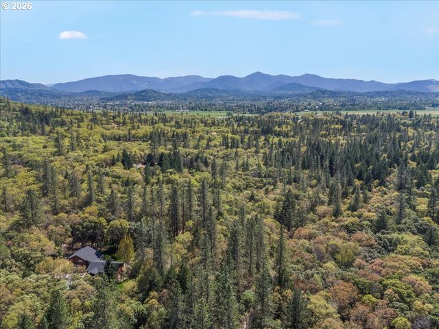 737 PINECREST Dr, Grants Pass, OR 97526