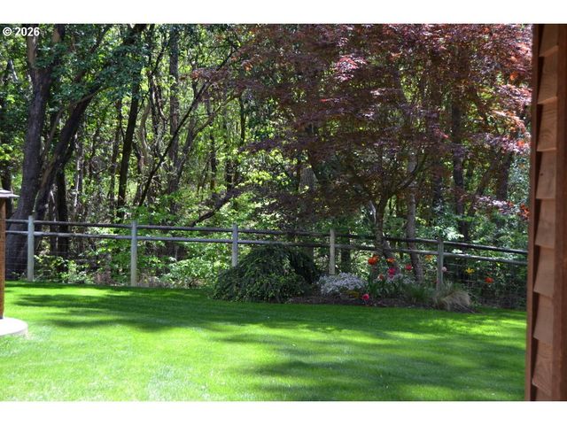 737 PINECREST Dr, Grants Pass, OR 97526