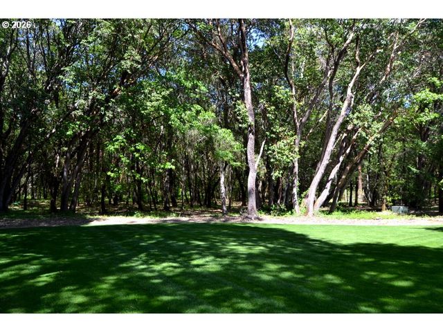 737 PINECREST Dr, Grants Pass, OR 97526