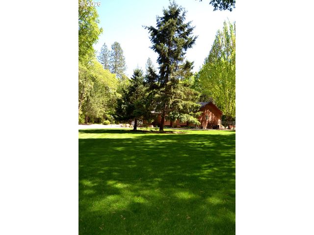 737 PINECREST Dr, Grants Pass, OR 97526