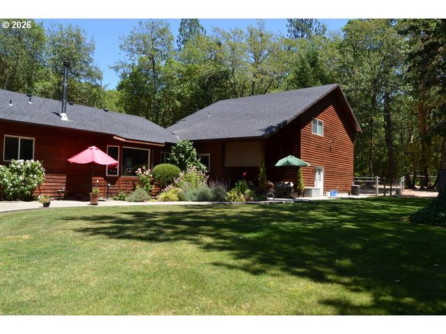 737 PINECREST Dr, Grants Pass, OR 97526