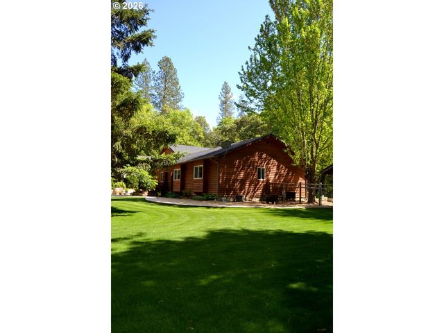 737 PINECREST Dr, Grants Pass, OR 97526