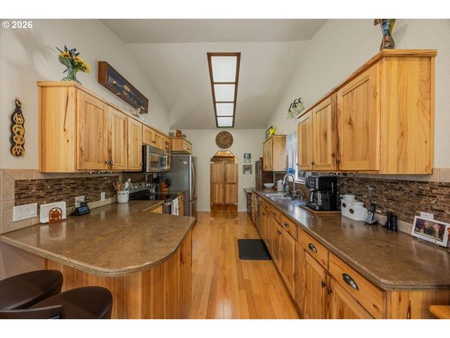 737 PINECREST Dr, Grants Pass, OR 97526