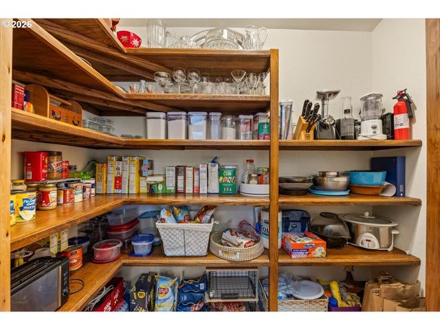 737 PINECREST Dr, Grants Pass, OR 97526