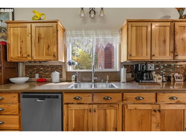 737 PINECREST Dr, Grants Pass, OR 97526