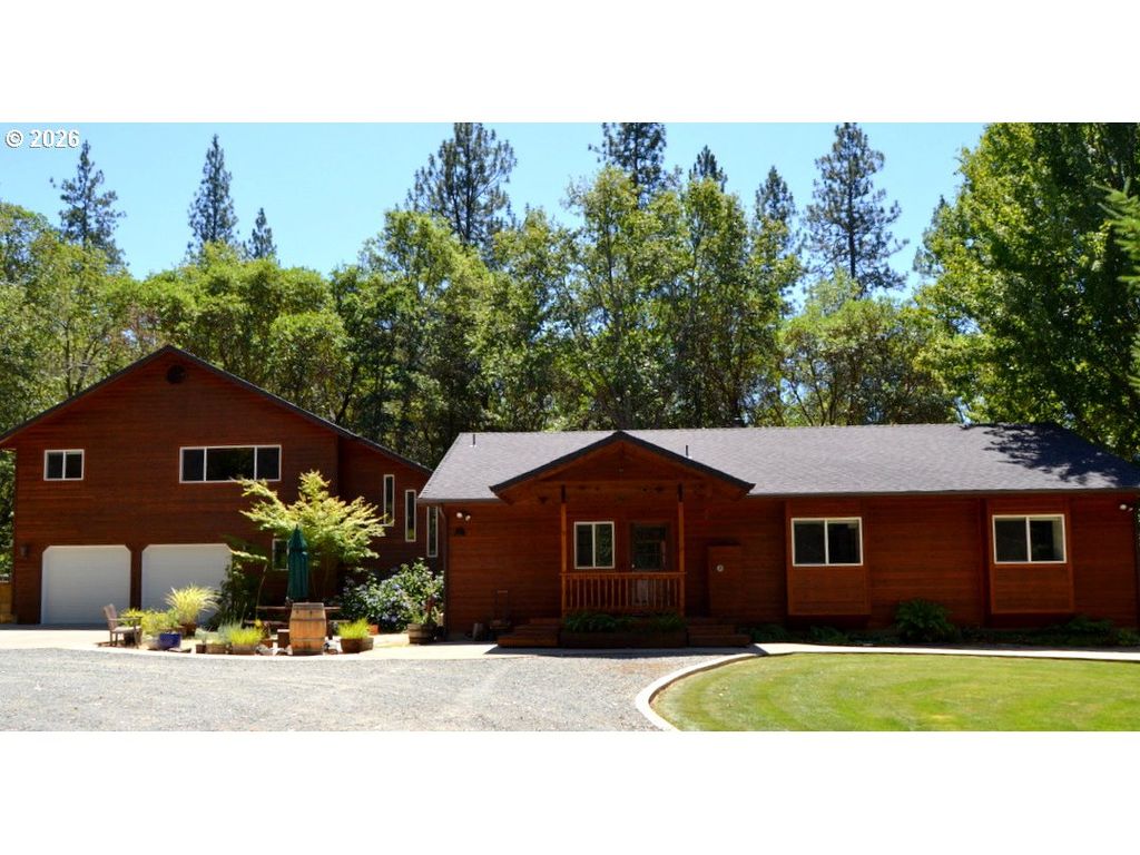 737 PINECREST Dr, Grants Pass, OR 97526