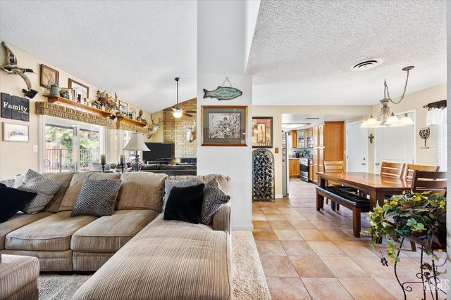 1813 Vallecito Lane, Bakersfield, CA 93309