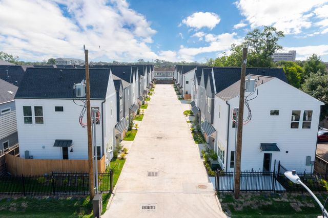 8906 Sunshine Laverne Lane, Houston, TX 77080