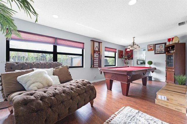 8386 NW 17th Ct, Coral Springs, FL 33071