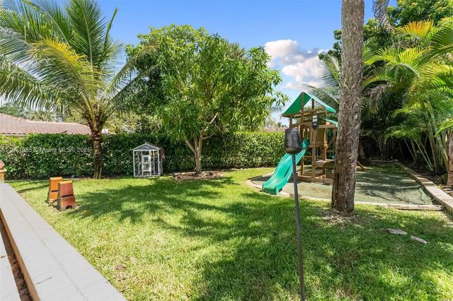 8386 NW 17th Ct, Coral Springs, FL 33071