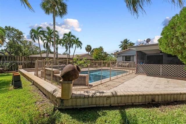 8386 NW 17th Ct, Coral Springs, FL 33071