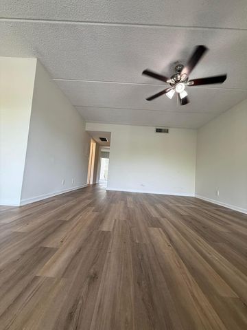 2000 Springdale Boulevard 204, Palm Springs, FL 33461