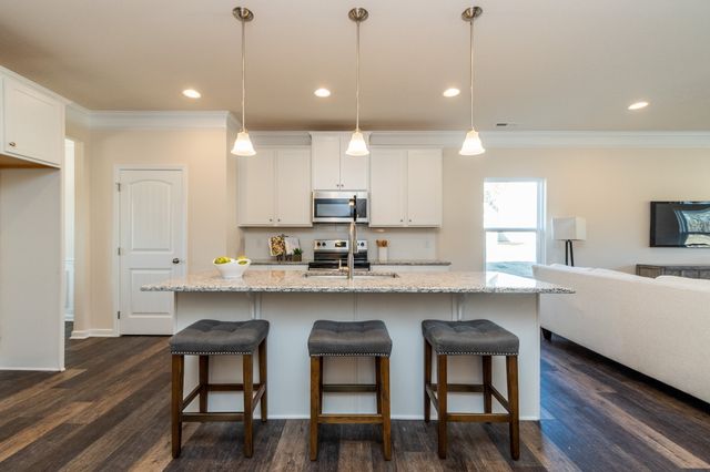 1366 English Oak Dr, Clarksville, TN 37042