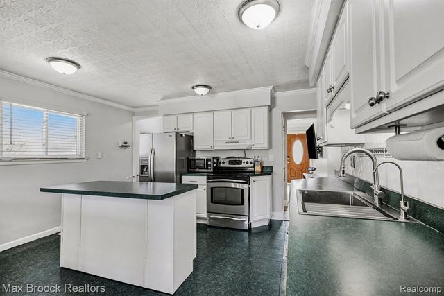 8451 Doncaster Drive, Sterling Heights, MI 48312