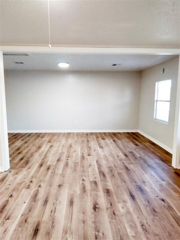 4902 NW Ozmun Ave, Lawton, OK 73505