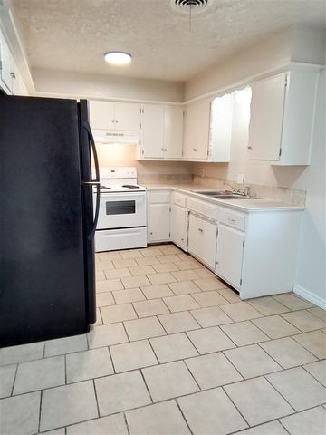 4902 NW Ozmun Ave, Lawton, OK 73505