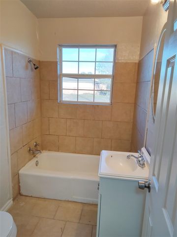 4902 NW Ozmun Ave, Lawton, OK 73505