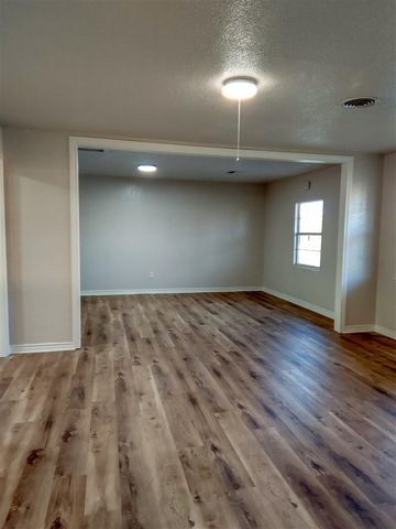 4902 NW Ozmun Ave, Lawton, OK 73505