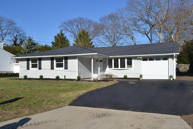 15 Allegheny Drive E, Farmingville, NY 11738