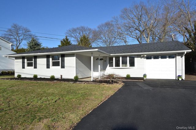 15 Allegheny Drive E, Farmingville, NY 11738