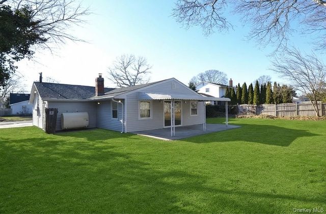 15 Allegheny Drive E, Farmingville, NY 11738