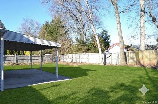 15 Allegheny Drive E, Farmingville, NY 11738