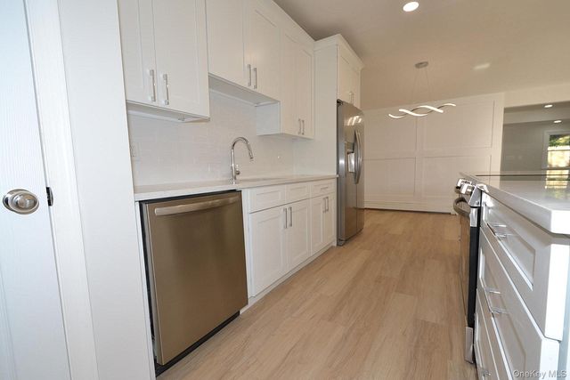 15 Allegheny Drive E, Farmingville, NY 11738