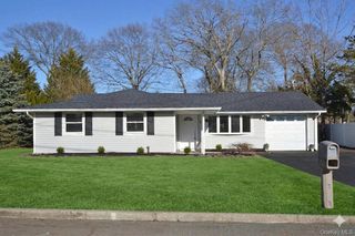 15 Allegheny Drive E, Farmingville, NY 11738