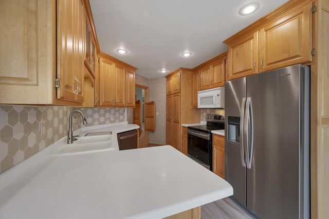 518 N LANGLADE AVENUE, Green Bay, WI 54301